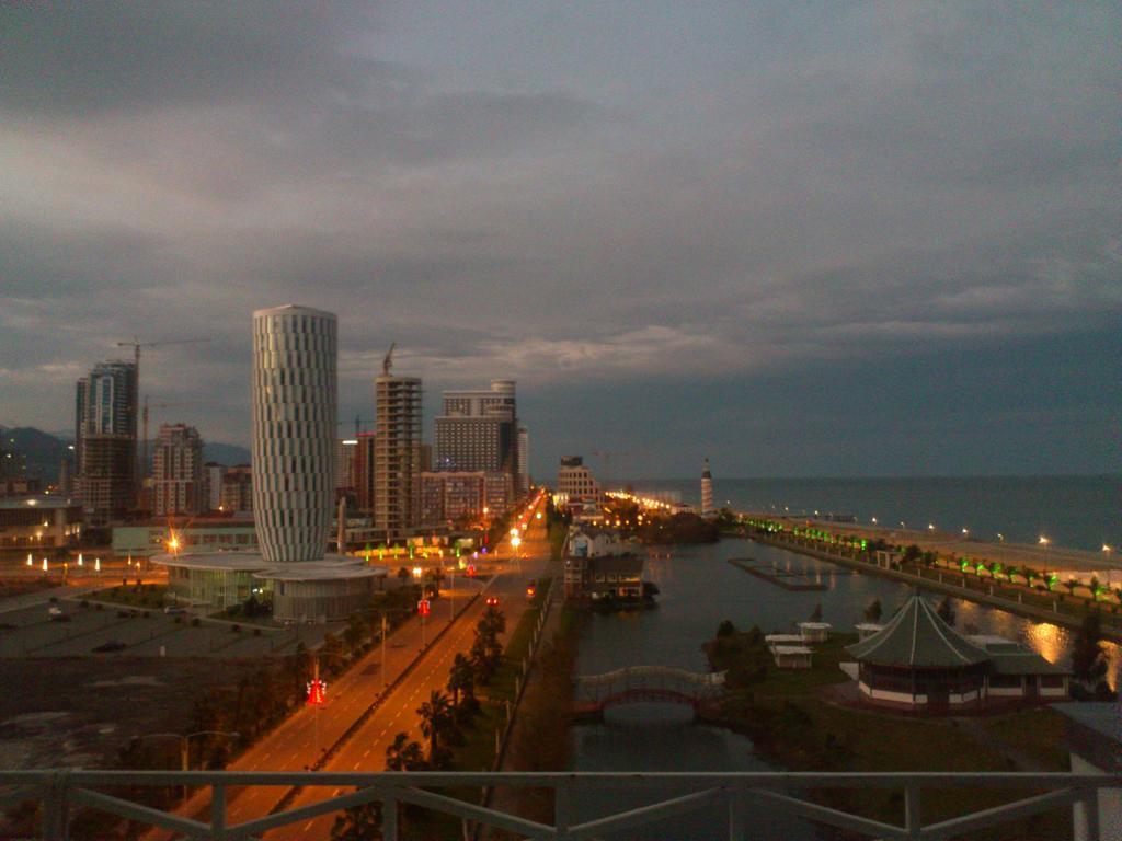 Apartment Miracle Batumi Exteriör bild