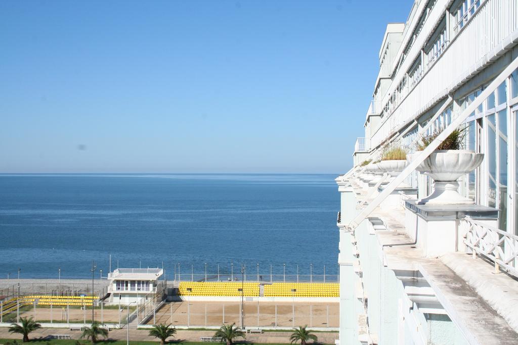 Apartment Miracle Batumi Exteriör bild