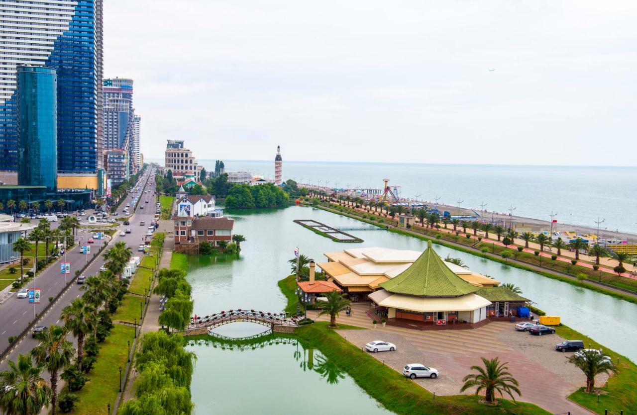 Apartment Miracle Batumi Exteriör bild